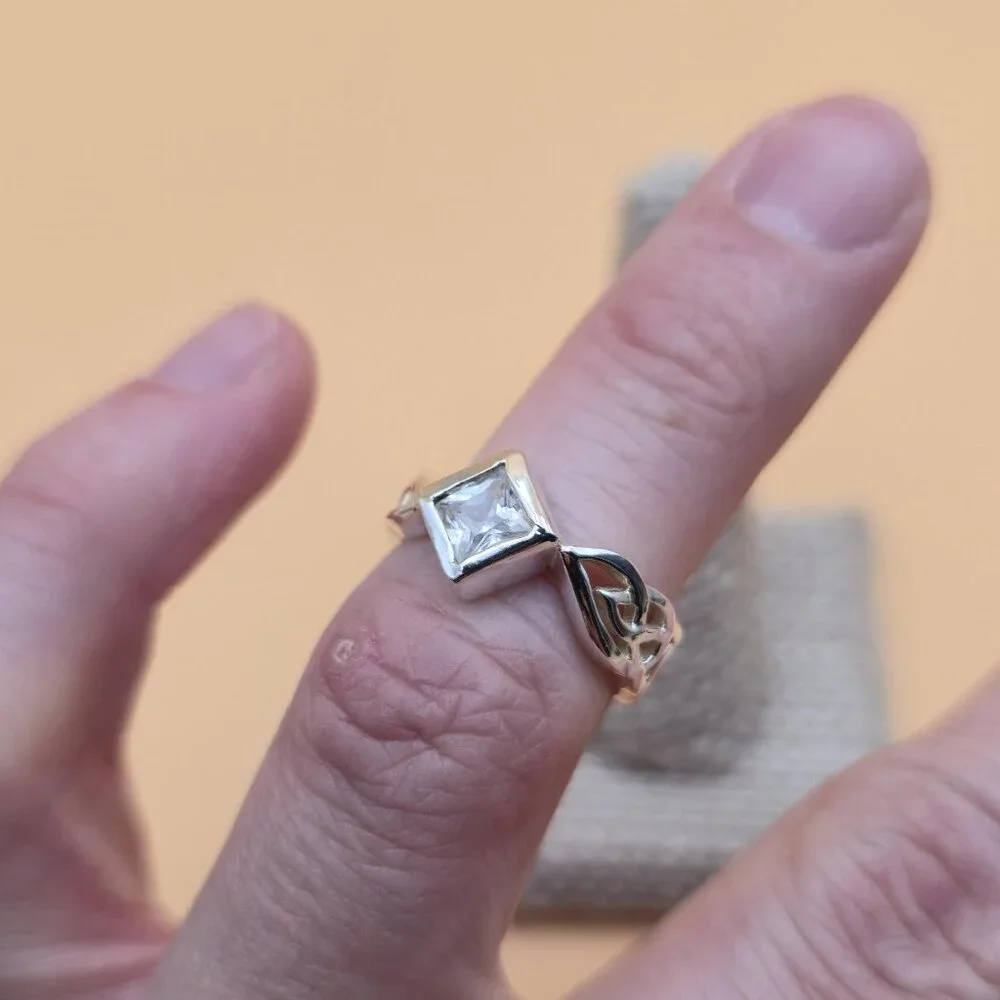 Size 5.5 Sterling Silver Celtic Pattern Cubic Zirconia Gem Ring A4678 - Picture 5 of 9